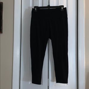 Women’s Capri leggings with cell phone pocket